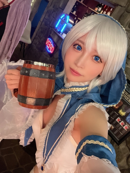 洗澡时睡衣被拿走⋯于是她只好变成Cosplay高手惹！ 