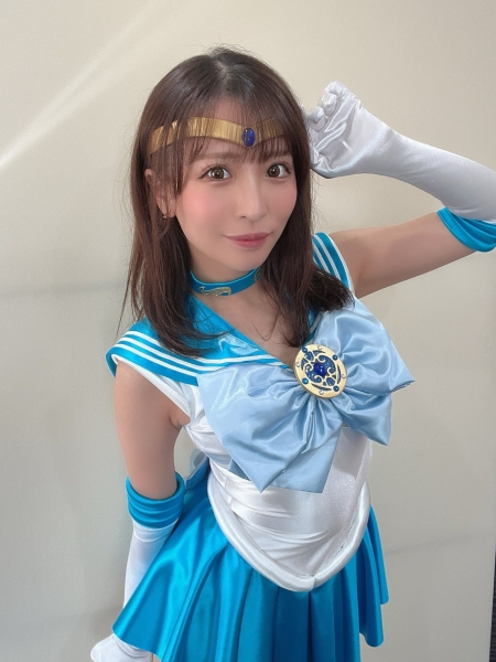 洗澡时睡衣被拿走⋯于是她只好变成Cosplay高手惹！ 