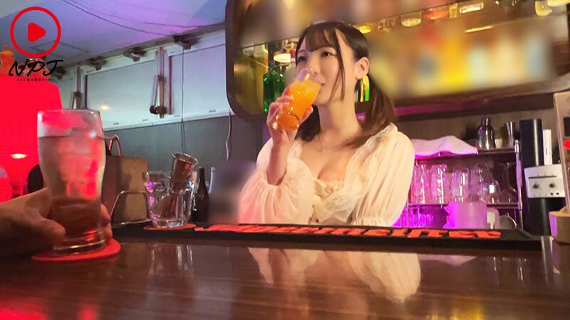 （NPJS-069)解密！那位在酒吧打工、小颜长身脸超甜然后一喝醉就可以乱来的正妹员工是 ... 