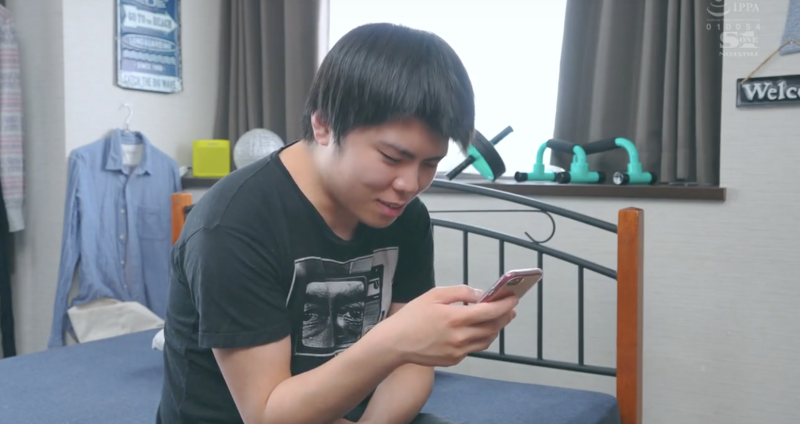才被鹫尾めい(鹫尾芽衣)无限奶交⋯这男优被家人抓到拍A片！ ... 