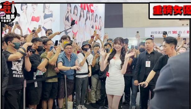 竟然就在TRE展场当场随机找油腻男吸起来了... 