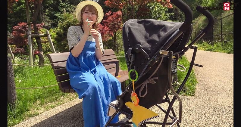 (SDMUA-076)解密！在公园溜小孩然后带男优回家在婴儿床旁被中出的新手妈妈もも(桃)是 ... 