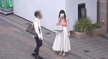男优临时请假⋯小野夕子只好找他献出F社的第一次！ 