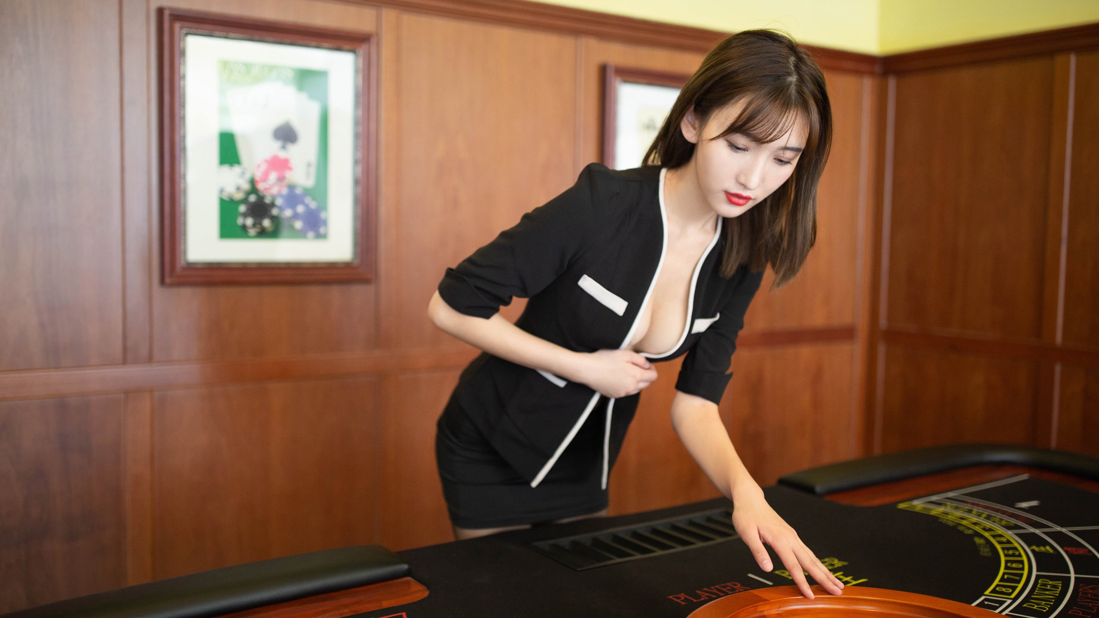 若菜奈央：从人气偶像到事业多元化的女艺人
