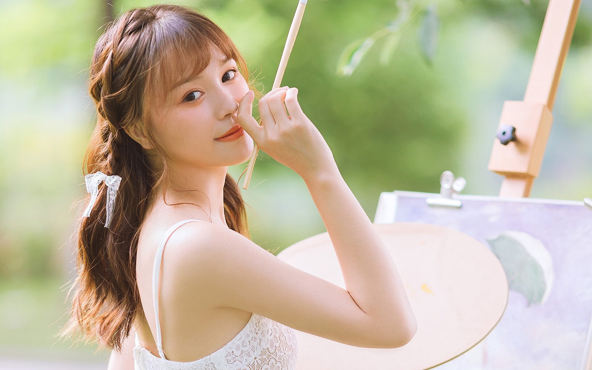 深田詠美：甜美外形背后的演艺人生与影响力