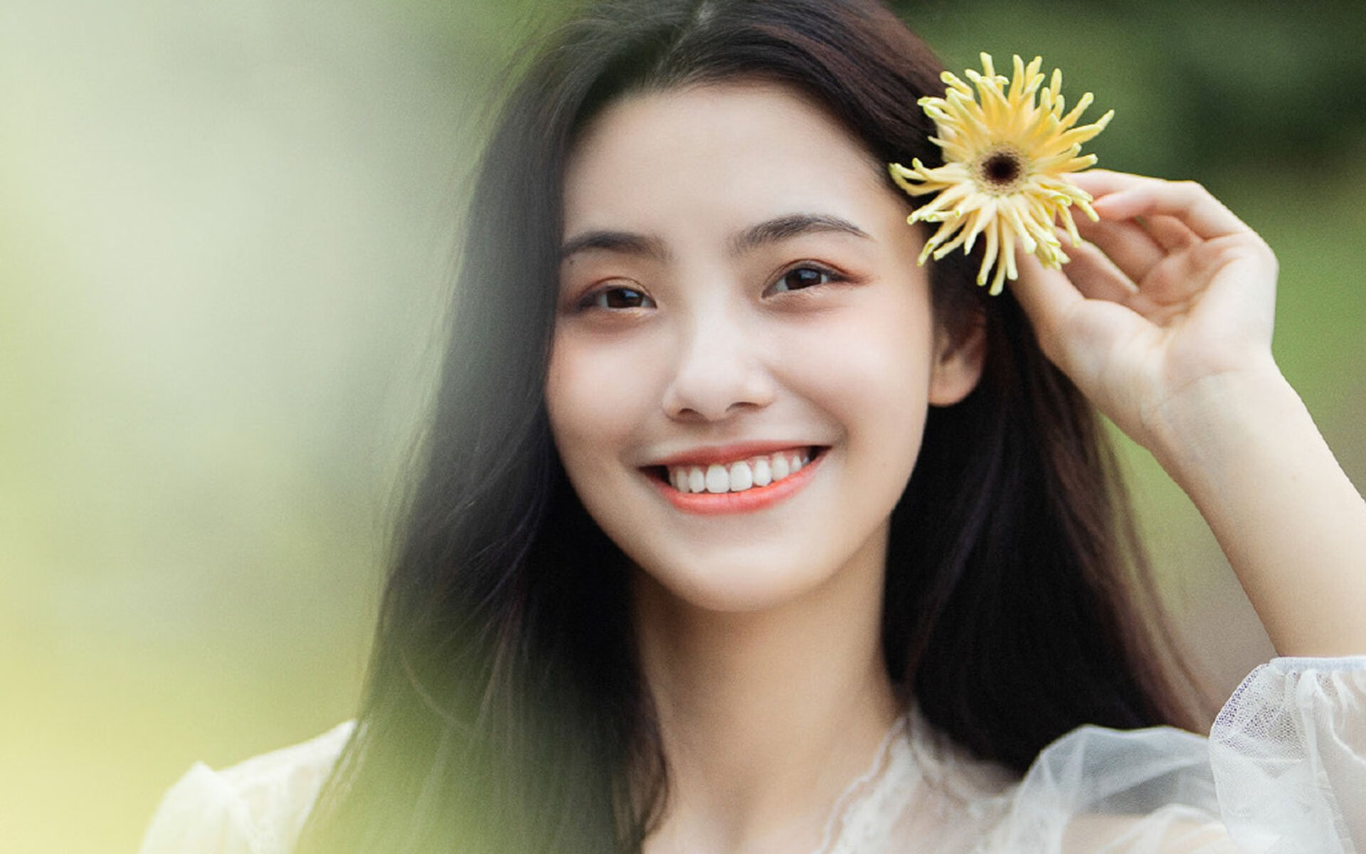 友田彩也香：一位多才多艺的女演员与歌手的成长之路