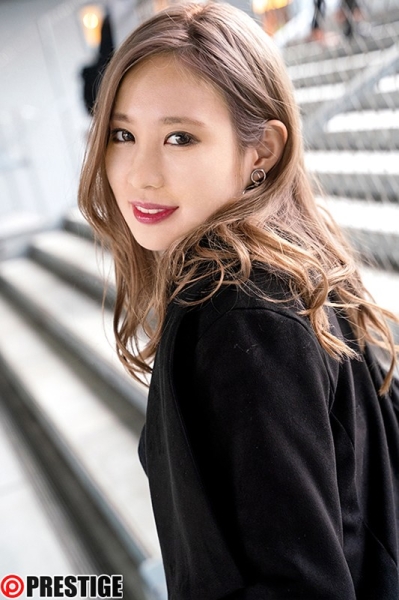 衣不蔽体的路上女王！逾百人斩的性爱怪兽！柊かれん为吞食男茎而来！ ... 