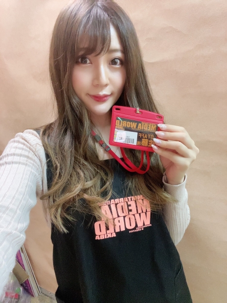 秋叶原最美店员、老牌片商Max-a明年的希望、佐藤花兼差吃棒棒！ ... ... 