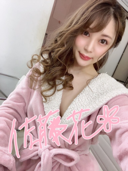 秋叶原最美店员、老牌片商Max-a明年的希望、佐藤花兼差吃棒棒！ ... ... 