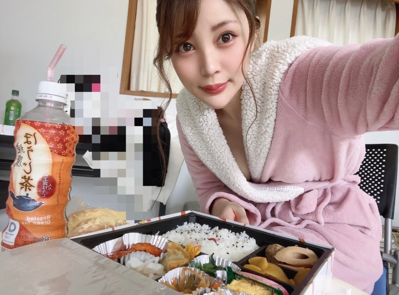 秋叶原最美店员、老牌片商Max-a明年的希望、佐藤花兼差吃棒棒！ ... ... 