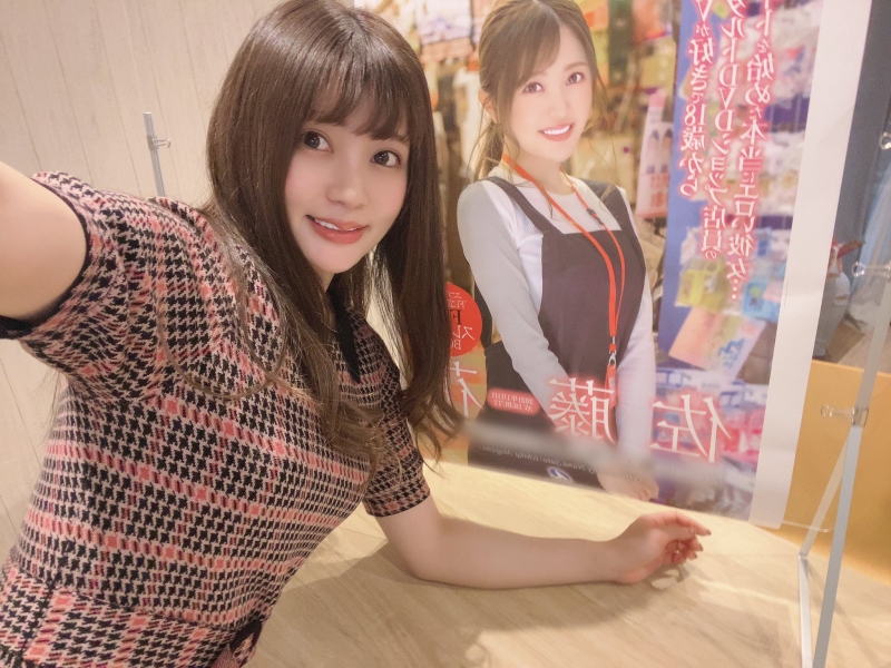 秋叶原最美店员、老牌片商Max-a明年的希望、佐藤花兼差吃棒棒！ ... ... 