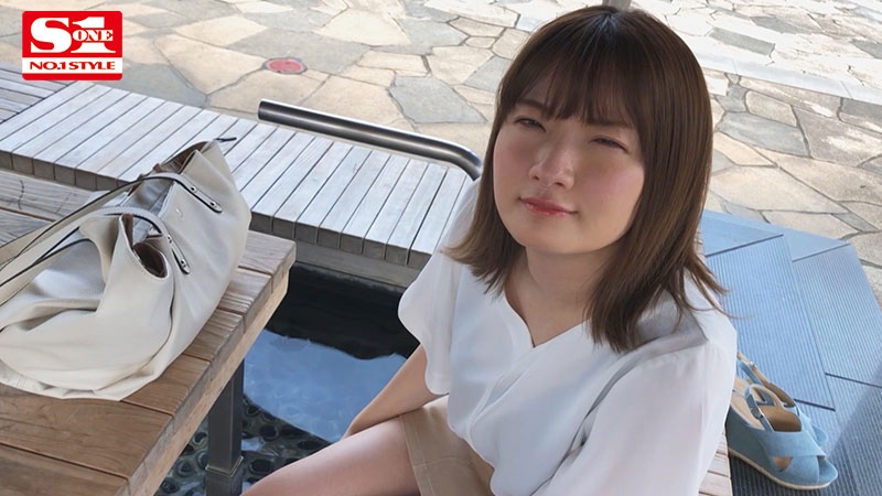 不用剧本！兽性暴露！鹫尾めい在温泉生吞男优！ 