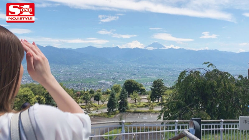 不用剧本！兽性暴露！鹫尾めい在温泉生吞男优！ 