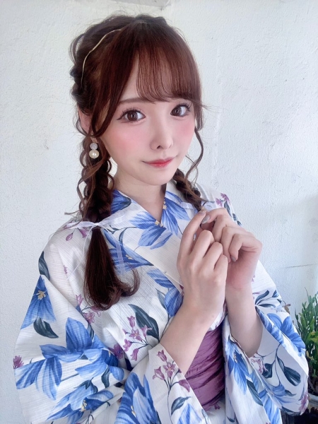 周遭都是怪叔叔⋯AV女粉画出自己的忧郁！ 